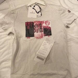 Vit t-shirt från Moncler - Säljer nu min fräscha moncler t-shirt då den blivit lite för liten. Skick:8,5/10 storlek: L men sitter mer som en M. Kvitto, lappar samt påse medföljer vid köp.