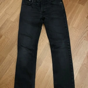 Nudie jeans - Säljer dessa jeans från nudie, modellen heter Grim tim och är i storlek 31/32 men passar 30/32. Ett hål i högra fickan men inget man märker när man har på sig dem, i övrigt jätte fint skick! Pris kan diskuteras 