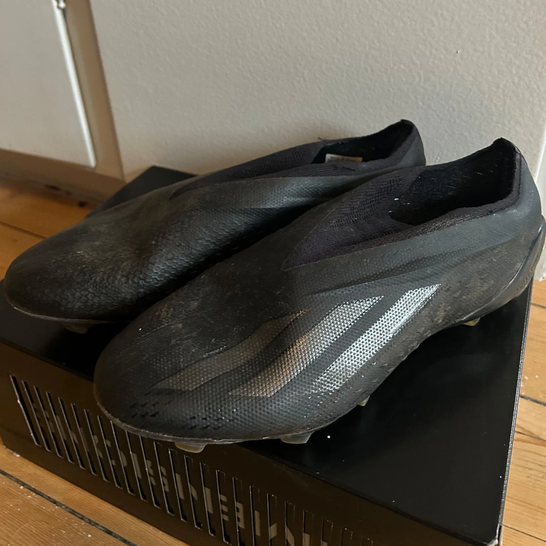 Svarta fotbollsskor - 90