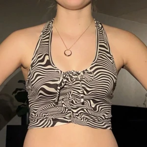 Crop top Halterneck  - Zebramönstrad crop top med halterneck. Mönstret är i mörkbrun och ljusbeige. Skriv vid frågor, tryck gärna på köp nu 🥰Titta på min profil för fler kläder