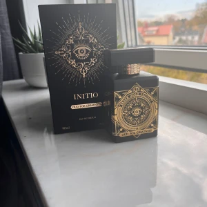 Initio Oud for Greatness Parfym - Söker byten på denna! Ca 85ml kvar av 90ml. Presentation finns.