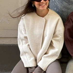 Nelly Warm Clean Jacket - Säljer populära ”Warm Clean Jacket” från Nelly Strlk S då den inte riktig var min still. Nyskick, Endast använd 2 gånger! Hör av dig för bilder<3 