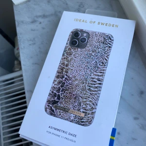Mobilskal Asymmetric Daze från iDeal of Sweden - Säljer ett snyggt mobilskal från iDeal of Sweden i modellen Asymmetric Daze. Passar iPhone 11 Pro/XS/X. Nypris ca 200