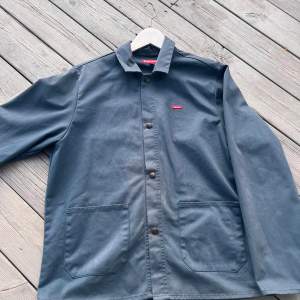 Mörk blå/grön Supreme Workjacket i storlek M från F/W 17 så har några år på nacken men ändå u bra skick och inga märkbara flaws. Nypris- 1600