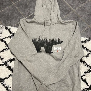 Hoodie - Hoodie från hellyhansen, använd men fin