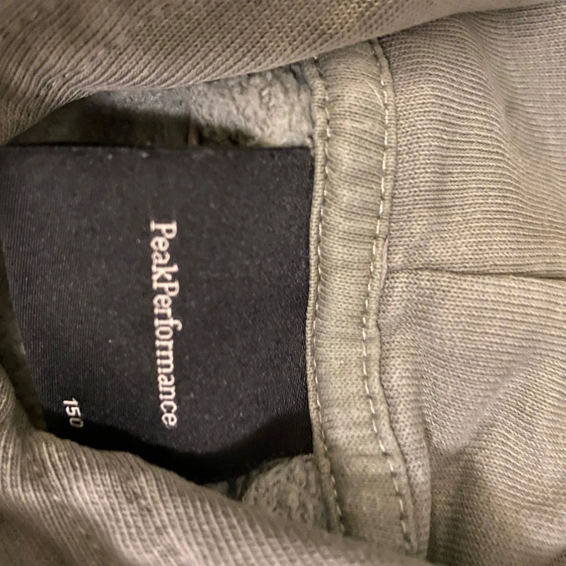 Grå/grön hoodie från Peak Performance - 90