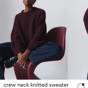 Vinröd stickad tröja - Säljer en mysig vinröd stickad tröja med rund hals. Perfekt för kyliga dagar och passar både till vardags och lite finare tillfällen. Tröjan har långa ärmar och en avslappnad passform. Superbekväm och stilren, men säljer då den inte kommer till användning