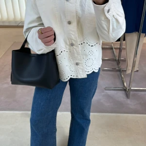 Vit jacka med broderade detaljer från Zara - Säljer en superfin vit jacka från Zara i bomull. Den har snygga broderade detaljer längst ner och knappar framtill. Slutsåld på hemsidan . 🩷 bra skick, använd två gånger . 