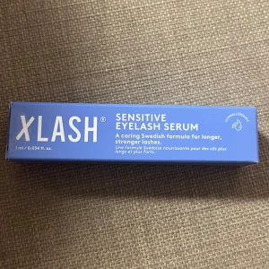 Xlash Sensitive Eyelash Serum - Säljer ett Xlash Sensitive Eyelash Serum som är oanvänd och perfekt för känsliga ögon. Det är en svensk formula som ger längre och starkare fransar. Dermatologiskt och oftalmologiskt testat för säker användning. Använd två gånger dagligen för bästa resultat.