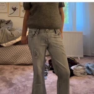 Ljusblå bootcut jeans - Säljer ett par ljusblå bootcut jeans i bra skick. De har en snygg slitning på ena benet och är lågmidjade. Storlek XXS är väldigt öppen med priset så kom gärna med egna förslag.