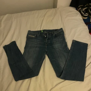 Blå jeans från Diesel - Säljer ett par snygga blå jeans från Diesel i bra skick. De har en snygg tvättad lock. Storlek 33/34 (cond 8/10)