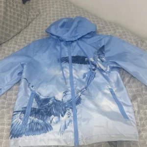 Blå vindjacka Trapstar - Säljer en blå vindjacka trapstar storlek S men kan passa också XS använd 2 ggr priset kan sänkas vid snabb affär