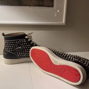 Christian Louboutin 44-45 - Höga loubs. I topp topp skick. Använd ytterst få gånger och extremt sparsamt. Storlek 45 men passar även dig som har 44. Bara skriva för fler bilder😆