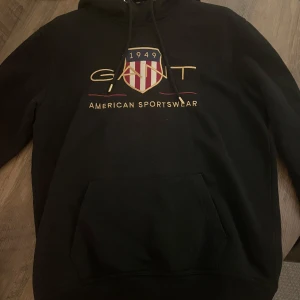 Svart hoodie från GANT - Säljer min Gant hoodie som är knappt använd 9/10 skick, ny pris ungefär 1400-1600, pris går diskuteras vid snabb affär 