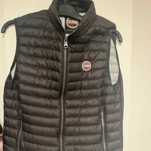 Colmar väst - Säljer en snygg svart dunväst från Colmar i storlek 48 (S). Västen har en quiltad design med dragkedja framtill och två praktiska fickor med dragkedjor. Passar både till vardags och lite finare tillfällen. Säljer då den blivit lite för liten. ‼️Priset går att diskuteras‼️Nypris 2500: mitt pris 749🙌