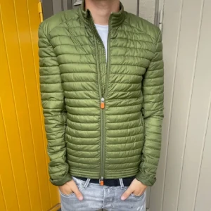 Save The Duck Jacka - Riktigt snygg jacka i prima skick! Storlek S och denna modell är helt slutsåld på Zalando för 1800 kr ord.pris. Funkar bra både till höst och vinter! Skriv vid funderingar 
