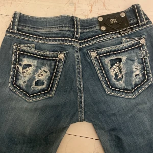 Blå jeans med slitningar - Säljer ett par as snygga miss me jeans! Köpte de i New york i somras för 1200 så de är jättebra skick💖kom privat för frågor osv
