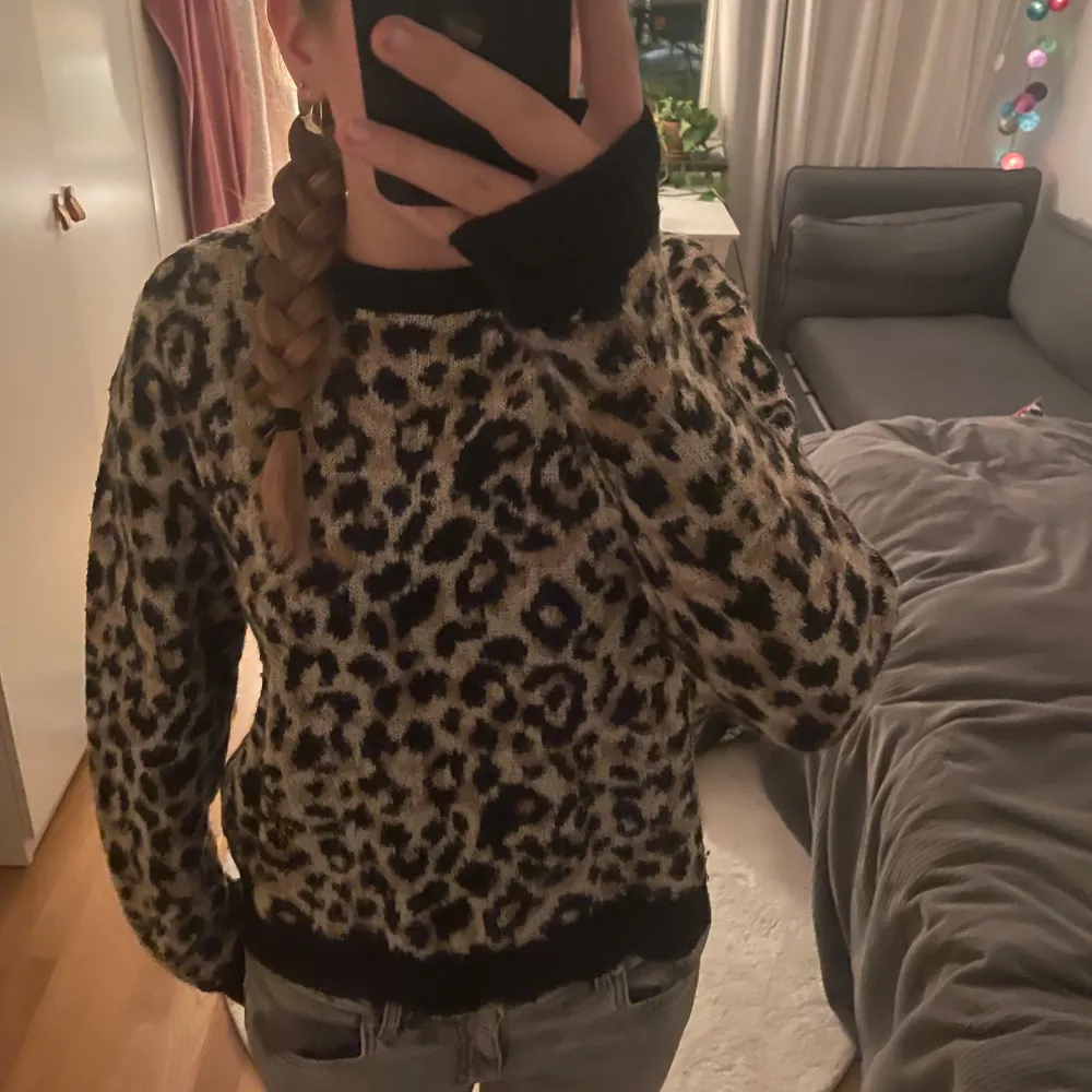 Säljer en leopardmönstrad tröja med långa ärmar. Den är i bra skick, strl M men passar S också, passar mig som är 168 för referens❤️. Neuletakit & Villapaidat.