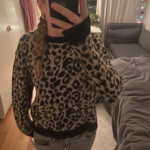 Säljer en leopardmönstrad tröja med långa ärmar. Den är i bra skick, strl M men passar S också, passar mig som är 168 för referens❤️