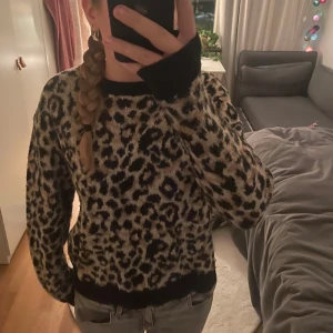 Leopardmönstrad tröja - Säljer en leopardmönstrad tröja med långa ärmar. Den är i bra skick, strl M men passar S också, passar mig som är 168 för referens❤️
