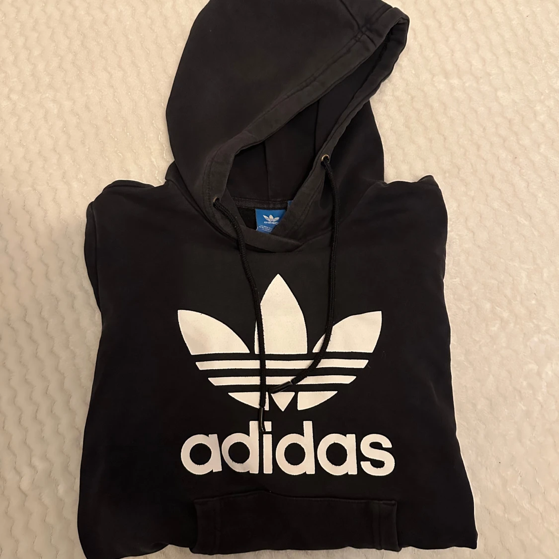 Svart hoodie från Adidas