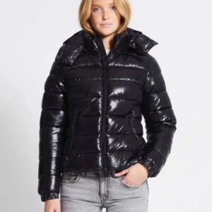 Nikki jacka lager 157 - Lager 157 jacka Nikki, aldrig använt den för den är för liten tyckte inte om den. Lappen är kvar och allt och säljer för 400 precis som den ska kosta! Jackan kommer packeterad med samma paket som den kom i från lgr 157 :)