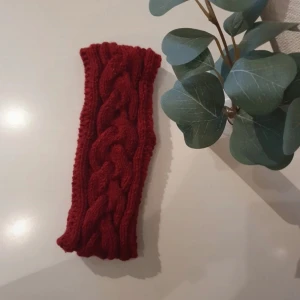 Stickat pannband  - Stickat pannband med fläta. Hemmagjort. 