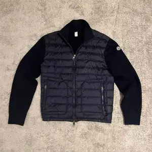 En Moncler cardigan i storlek M, passar även mindre. Den är i mycket fint skick. Äktenhetsbevis finns även. Hör av dig vid frågor eller funderingar.