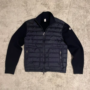 Moncler Cardigan  - En Moncler cardigan i storlek M, passar även mindre. Den är i mycket fint skick. Äktenhetsbevis finns även. Hör av dig vid frågor eller funderingar.