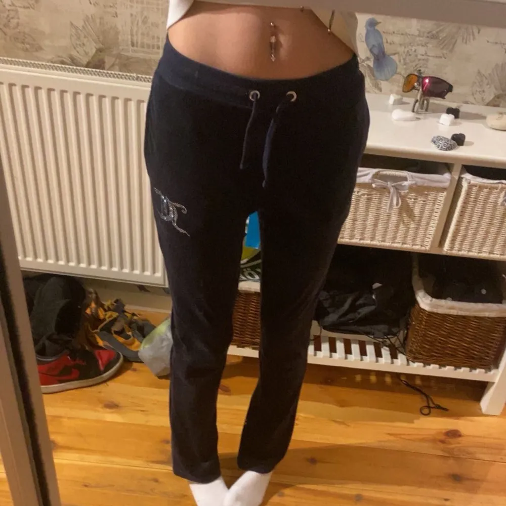 Säljer ett par mörkblåa juicy byxor i riktigt bra skick. Dom är i en bootcut modell som jag tycker är riktigt snygg men ser inte längre bra ut på mig eftersom att jag vuxit en del sen köpet, säljer alltså för att dem är för små helt enkelt! Inga defekter eller pärlor har lossnat från byxorna❤️. Jeans & Byxor.