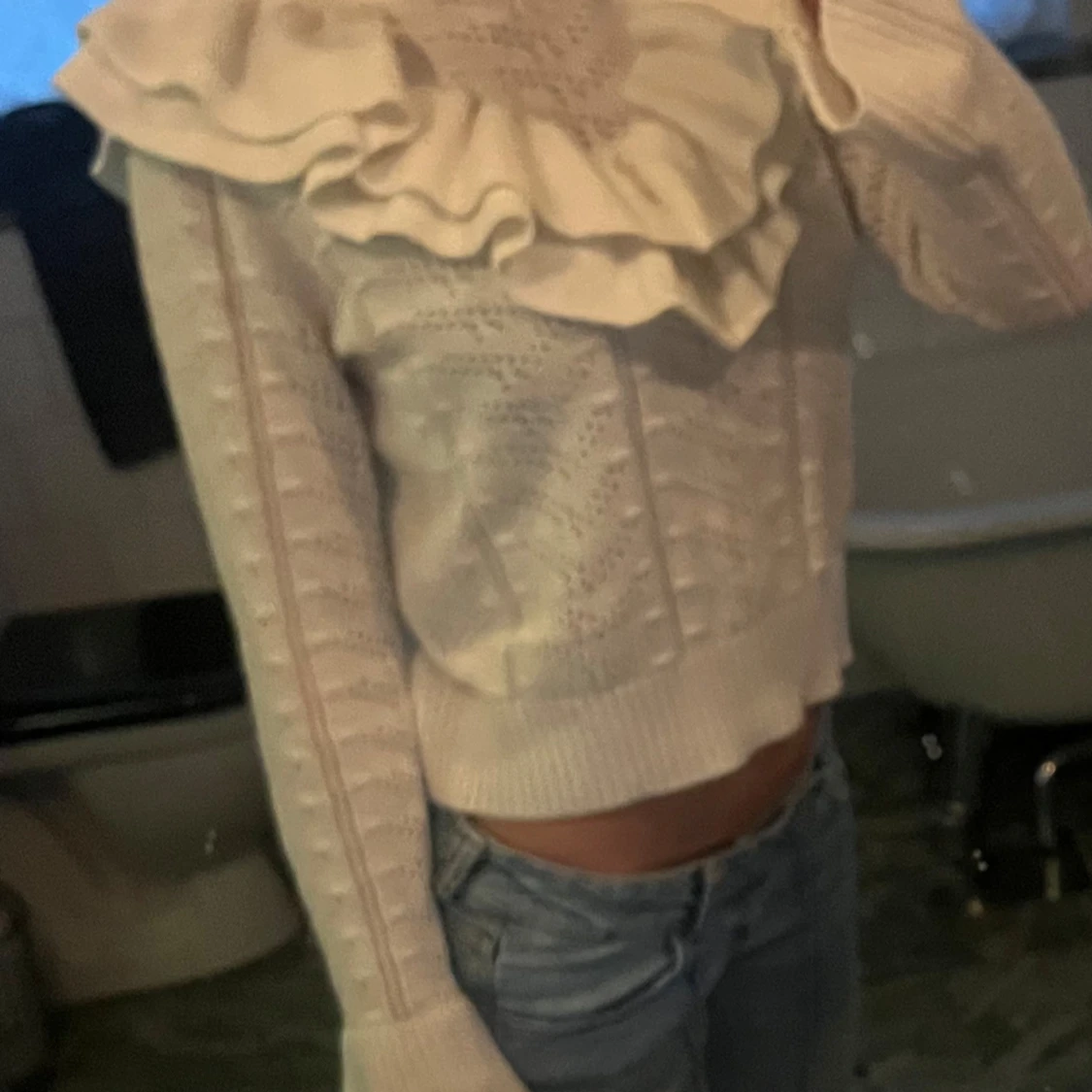 Vit stickad tröja med volangdetaljer