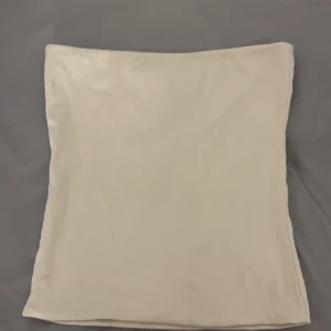 Beige tubtopp  - Säljer en stilren beige tubtopp från BikBok i storlek S. Perfekt för sommardagar eller som ett basplagg under en kofta. Toppen är i mjukt material och har en enkel design som passar till allt. Ett måste i garderoben! 