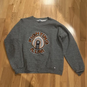 Collegetröja  - Riktigt snygg collegetröja från det kända märket Russel athletic. Sitter som en oversized S