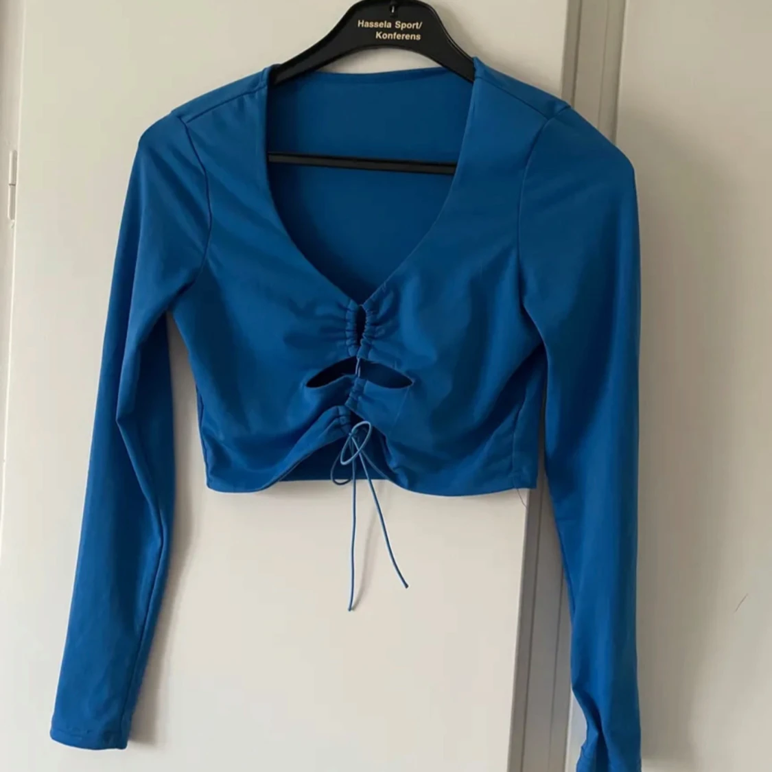 Blå croppad topp med knytning - 91