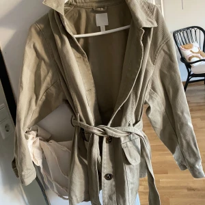 Jeans jacka  - Säljer denna jeansjacka grön färg, med band och knappar. Storlek S/M, använd fåtal gånger 