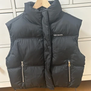 Puffer väst - Svart väst från New Yorker. Använt få tal gånger, är i nytt skick! Storlek S.