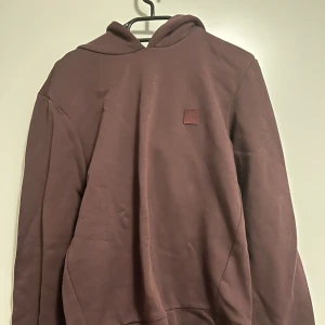 Lila hoodie jack and jones - lila hoodie från jack and jones. Har en liten symbol vid bröstet där det står premium jack and jones finns bild. Nytt skick, aldig använd. Nypris 500kr storlek S