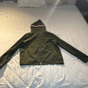 Hej! Säljer min grymt snygga moncler windbreaker i färgen oliv och storlek 3 vilket motsvarar M/L, använd ett fåtal gånger, jackan är utan defekter. Skriv vid alla funderingar och prisförslag!!