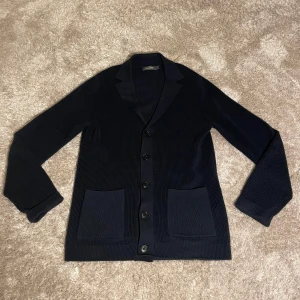 Stickad tröja - Säljer en stilren stickad cardigan från Dressmann i storlek S som endast är använd ett fåtal gånger, utan några defekter. Nypris-699