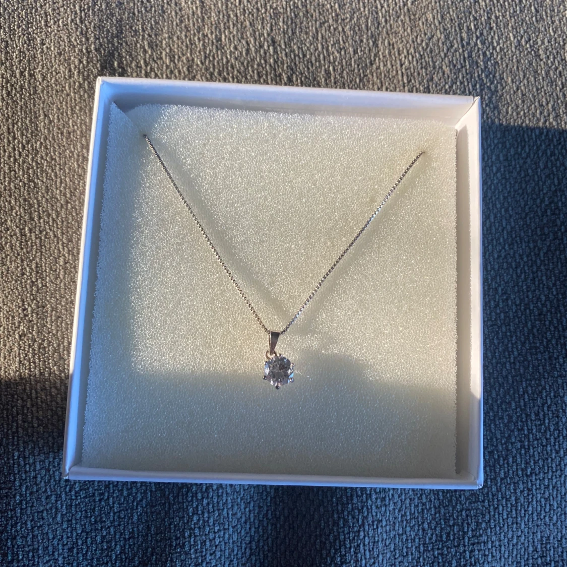 Silverhalsband med glittrig sten - 91