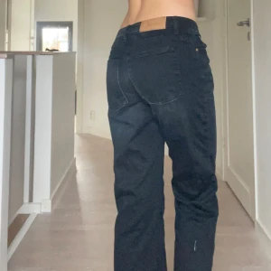 Svarta jeans från Acne - Säljer ett par snygga svarta jeans från Acne i mycket bra skick. De har en klassisk straight passform och är lågmidjade. Perfekta för både vardag och fest! 🖤