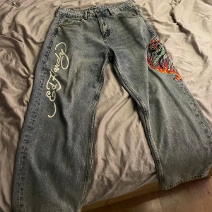 Ed Hardy jeans - Säljer nu mina ed hardy som jag knappt använt för behöver pengarna o jeansen var ett spontanköp