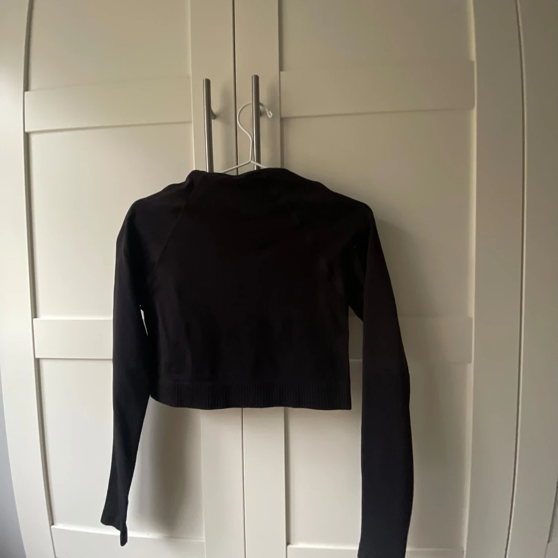 Svart croppad träningströja - 90
