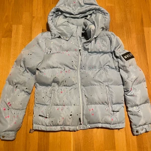 NVLTY jacka  - Säljer min NVLTY jacka som jag inte använder längre💯🔥 har använt ett par gånger och 2 små  tags har ramlat av som på bild 5. Annars är den i helt okej skick. Skriv ifall du vill ha fler bilder eller om du har frågor🙏 pris kan diskuteras👍🏻