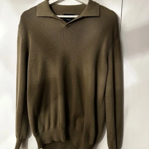 Grand Frank Longsleeve - Säljer en stilren olivgrön stickad tröja från Grand Frank. Denna är näst intill aldrig använd så är självklart i ett toppskick!