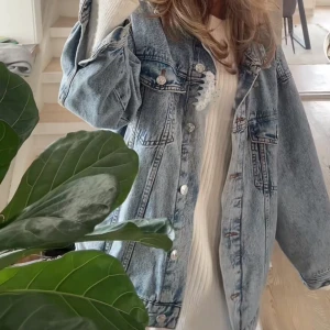 Blå jeansjacka  - Säljer denna snygga jeansjacka, inte min bild skriv för egna! 