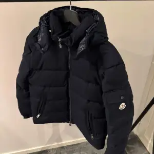 Moncler Montgenevre i mörkblå, jackan är helt ny, tags medföljer. Storlek 3 motsvarar L.Hör av er vid minsta fundering eller eventuellt fler bilder