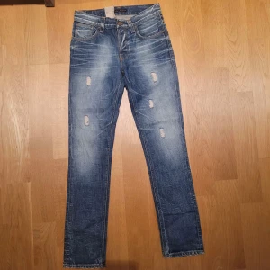 Nudie jeans (nyskick) - Säljer dessa riktigt coola Nudie jeans i modellen grim tim. Det är en väldigt sällsynt tvätt som heter ORG. CRINKLED IN. Dem är nästan helt nya och har bara använts ett par gånger. Det är storlek W31/L34.