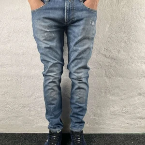 Replay Anbass Jeans - Replay Anbass Jeans | Ett par sjukt feta jeans, trendiga och enormt eftertraktade - passar allt! | Skick 9.5/10, EXTREMT bra! | Storlek W32/L34, modellen är 175 cm och väger cirka 63 kg | Priset är alltid diskuterbart vid snabb affär! | Nypris runt 2500kr | Du får mer än gärna höra av dig vid minsta möjliga fråga eller fundering såsom hela bilder så svarar vi med glädje! |  / GardeGrisch - Registrerat företag 🙌🏻