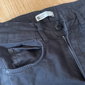Svarta bootcut jeans från Perfect Jeans - Säljer ett par svarta bootcut jeans från Perfect Jeans. De har en snygg dragkedja och knapp framtill. Jeansen har bakfickor och är i bra skick. Perfekta för både vardag och fest!